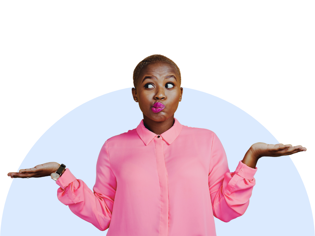 Eine Frau, die mit ihren Schultern zuckt